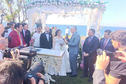 Bakan Işıkhan Genç Çiftin Evlilik Cüzdanını 3 Çocuk Temennisiyle Verdi!