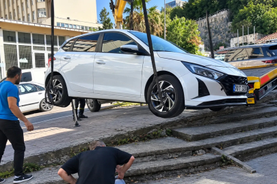 Otomobil merdivenlerden aşağı düştü!
