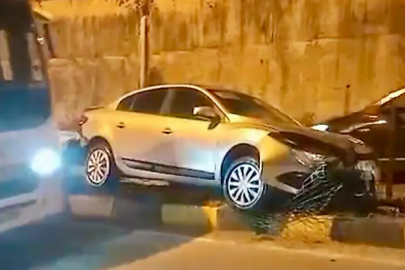 İki Otomobil Çarpıştı: Araçlardan Biri Orta Refüje Çıktı