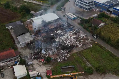 Düzce’de yanan fabrikadan geriye enkaz kaldı!