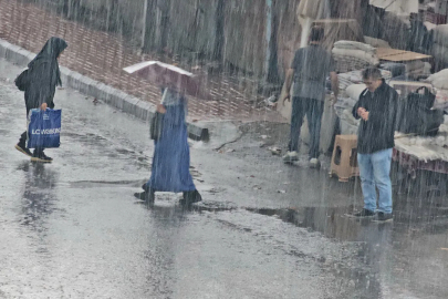 Zonguldak’ta Şiddetli Sağanak Hayatı Olumsuz Etkiledi: Vatandaşlar Saçaklara Sığındı