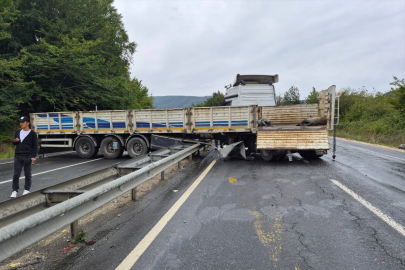 Düzce Akçakoca'da TIR makas attı, trafiği kilitledi!
