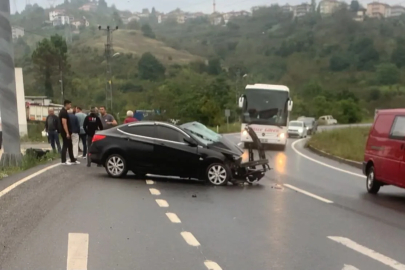 Kdz.Ereğli'de Yağış Kazayı Getirdi: Otomobilin Motoru Yola Fırladı, 1 Yaralı