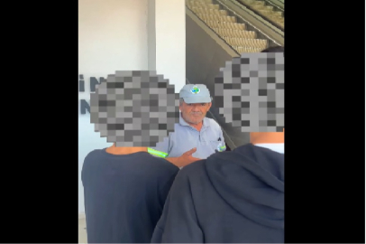 Çöplerini bırakıp giden gençler temizlik işçisinden özür diledi
