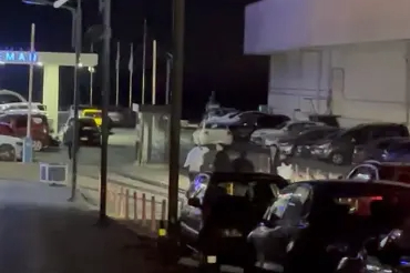 AVM önünde tekme tokat kavga: 3 kişi birbirine girdi!