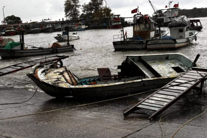 Fırtına Akçakoca’yı vurdu: Balıkçı barınağında 14 tekne zararda!