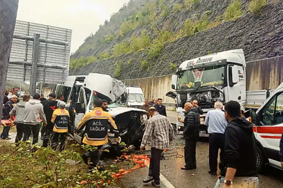 Tır ile Yolcu Servisi Çarpıştı! Ölü ve Yaralılar Var