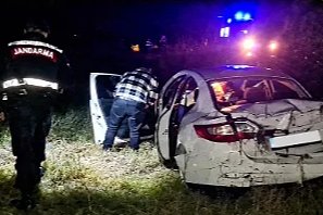 Otomobil Araziye Uçtu: 4 Kişi Yaralandı