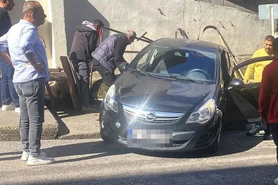 El frenini çekmeyi unuttu, otomobil kaldırıma çıktı!