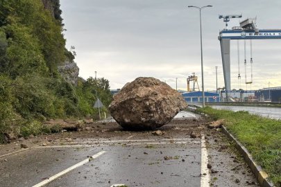Dev Kaya Parçası Yolu Ulaşıma Kapattı!