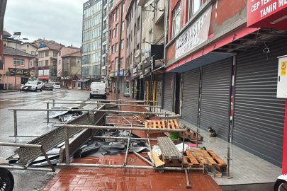 Erdemir Caddesi’nde İnşaat İskelesi Çöktü, Mezarlıkta Ağaçlar Devrildi