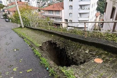 KARADENİZ EREĞLİ'DE KALDIRIM ÇÖKTÜ!
