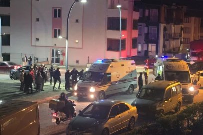 Kavşakta iki otomobil çarpıştı!