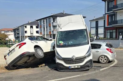 Minibüs otomobilin üzerine çıktı!