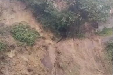 Kozlu’da heyelan paniği! Mahalle sakinleri endişeli