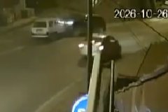 İki Otomobil Kafa Kafaya Çarpıştı!